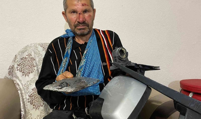 Kendisine çarpıp kaçan otomobilin parçalarını topladı