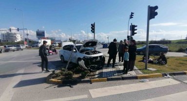 Kırmızı ışık ihlali yapan sürücü, trafiği birbirine kattı; 3 yaralı