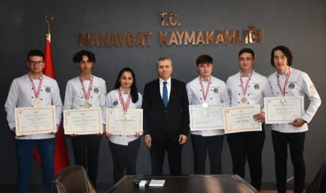 Manavgatlı öğrenciler madalyaları topladı