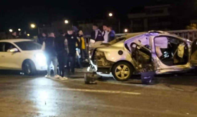 Manavgat'ta feci kaza! Otomobil bariyere çarptı: 1'i ağır 3 yaralı