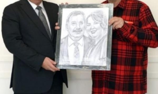 Müdürünün portresini yaptı