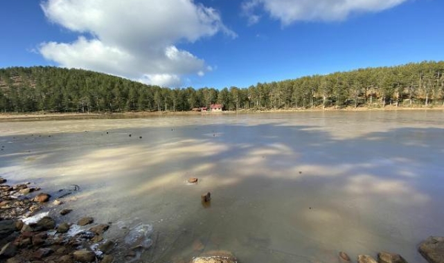 Muğla'da Gökçeova Göleti buz tuttu