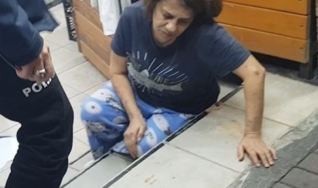 Oğlu tarafından yaralanan annenin markete sığındığı anlar kameralarda 