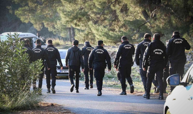 Ormanlık alanda bulunan cesedin kafası ve kolları 'hassas burunla' aranıyor