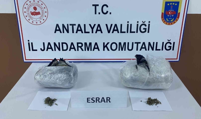 Otobüsteki yolcunun çantasından 3 kilogram 600 gram esrar çıktı