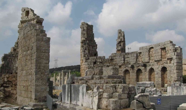 Perge Antik Kenti'ne rekor ziyaretçi