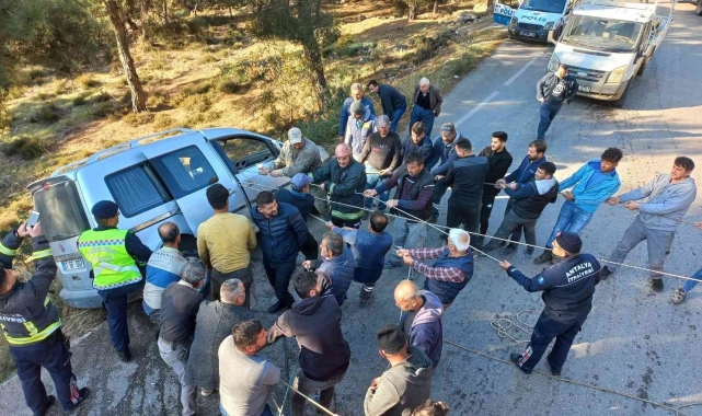 Şarampole düşen araca 'örümcek ağlı' operasyon 