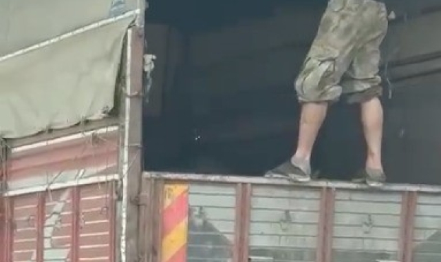 Seyir halindeki kamyonetin kasa kapağında tehlikeli yolculuk