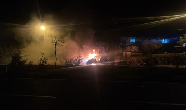 Seyir halindeki otomobil alev alev yandı