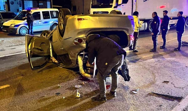Seyir halindeki otomobil tel çitlere çarparak takla attı : 2 yaralı