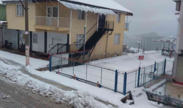 Torosların eteğine düşen kar, yayla sakinlerini sevindirdi