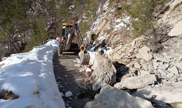 Alanya ve Kaş'ın yüksek kesimlerinde kar ve heyelanla mücadele