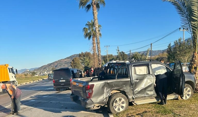 Alanya'da kamyonetle minibüs çarpıştı: 4 yaralı