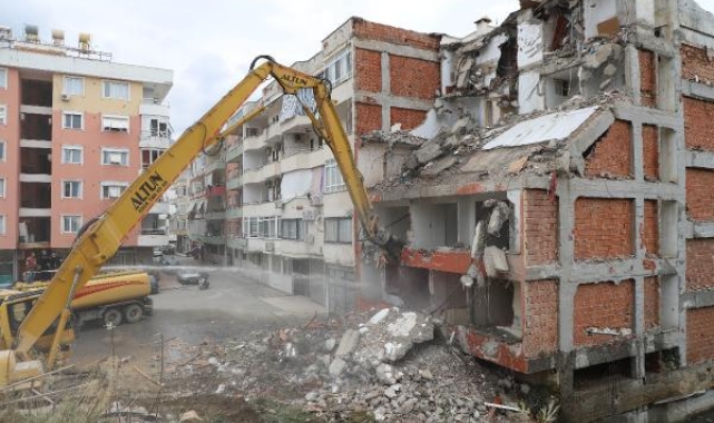 Alanya'da riskli binanın yıkımına başladı