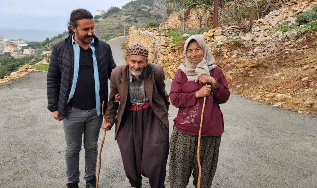 Alanya'da yaşlı çiftin yol sorunu beton dökülerek çözüldü