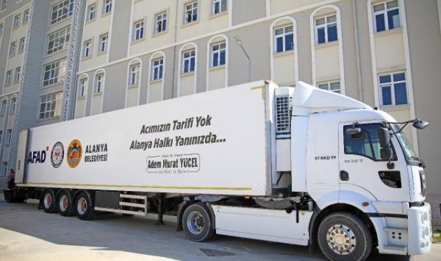 Alanya'ya gelen depremzedeler için yardım tırı 