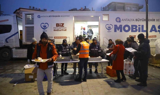 Antalya Büyükşehir Belediyesi 10 gündür depremzedelerin yanında