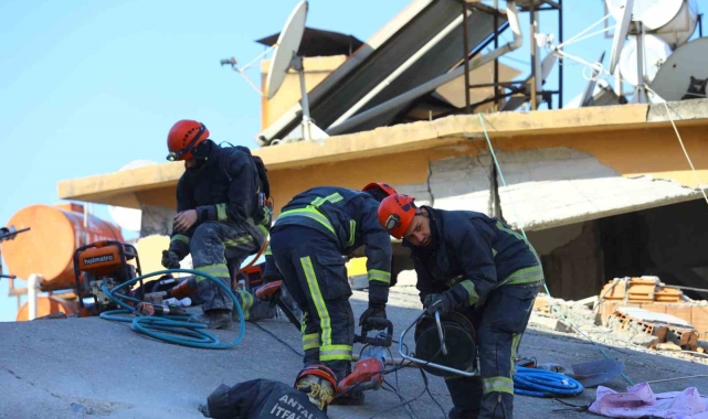 Antalya Büyükşehir Belediyesi İtfaiyesi, deprem bölgesinde 79 kişiyi kurtardı