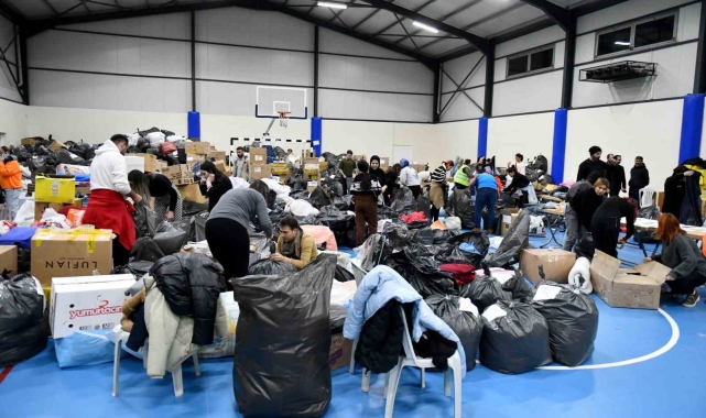 Antalya deprem bölgesine yardımı 12 saatte topladı 