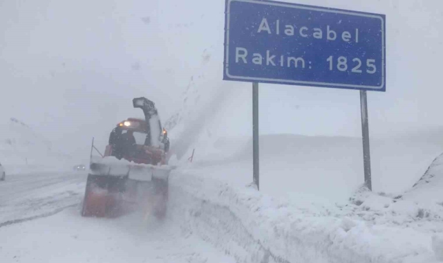 Antalya-Konya karayolunda ulaşım güçlükle sağlanıyor