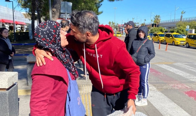 Antalya'da depremzedelere  duygusal karşılama