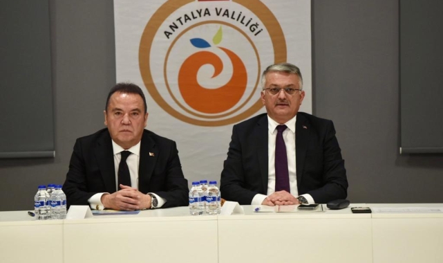 Antalya'da ihtiyaçları karşılamak için aralıksız çalışılıyor