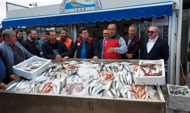 Balık mezadında depremzedeler için 233 bin lira gelir