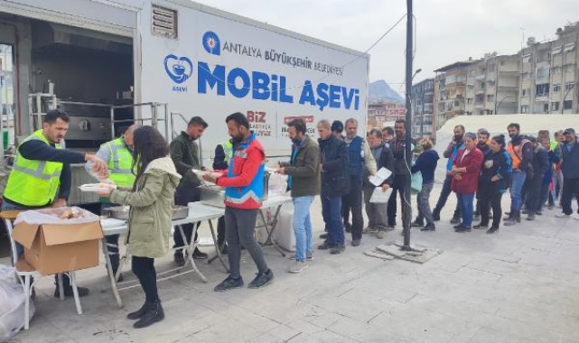 Büyükşehir'in deprem bölgesine desteği sürüyor