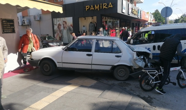 Deprem bölgesine giden minibüs ile otomobil çarpıştı