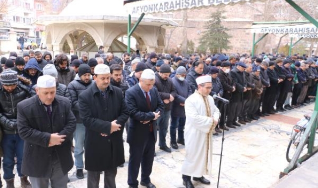Depremde hayatını kaybedenler için gıyabi cenaze namazı kılındı
