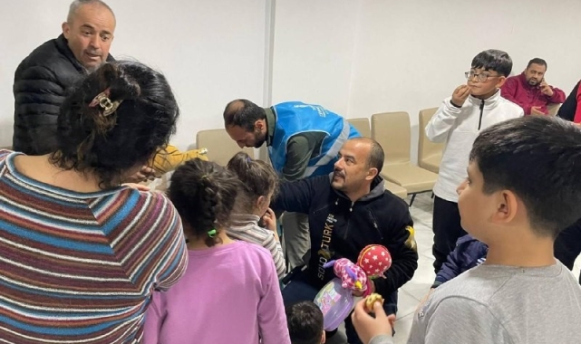 Depremzede çocuklar için topladığı oyuncakların dağıtımını yaptı