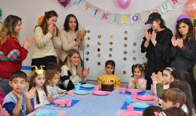 Depremzede çocukların buruk doğum günü