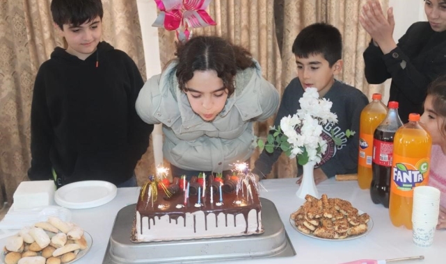 Depremzede Fatma'ya polislerden doğum günü sürprizi