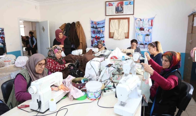 Depremzedelere yorgan ve yastık dikiyorlar
