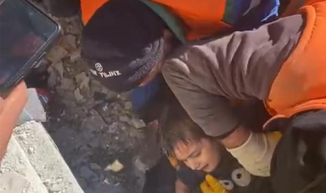 Enkazdaki çocuğu 81'inci saatte gönüllüler ve itfaiye ekibi kurtardı