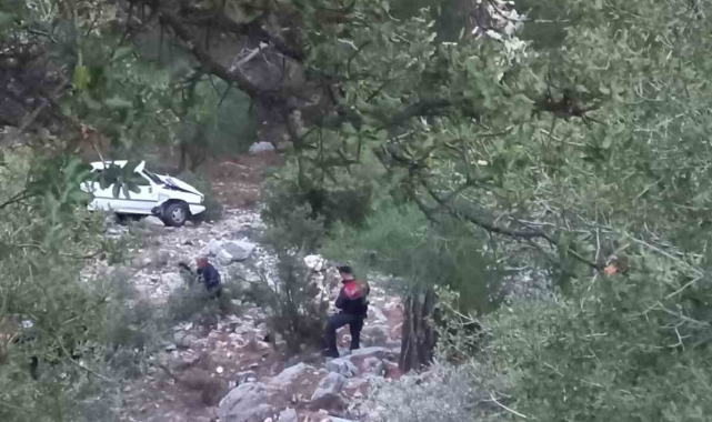 Finike'de otomobil şarampole uçtu: 1 ölü, 1 yaralı