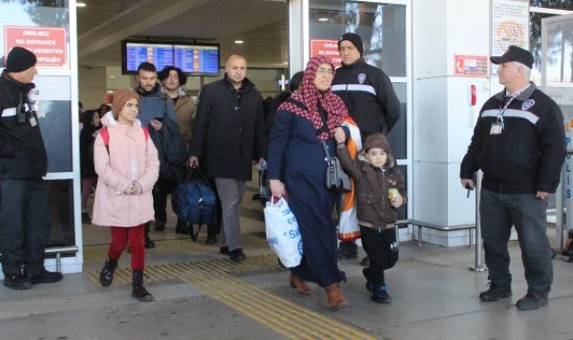 Gaziantep'ten ilk depremzede kafilesi Antalya'ya geldi