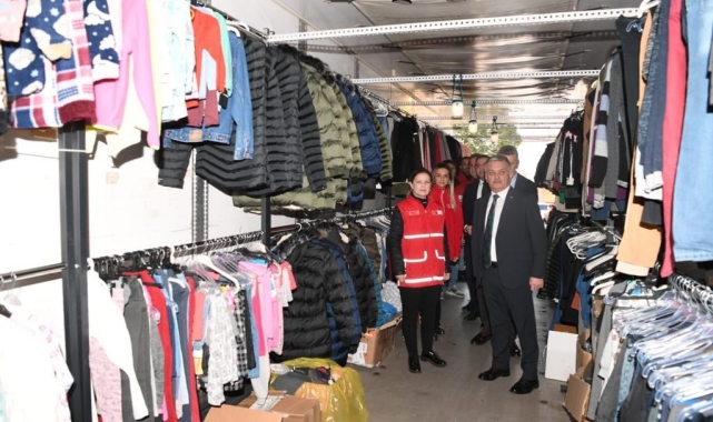 Giyim tırları depremzedelerin kaldıkları otellere gönderildi