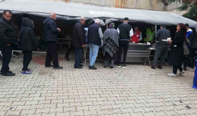 Kaş'ta depremzedelere sıcak yemek desteği