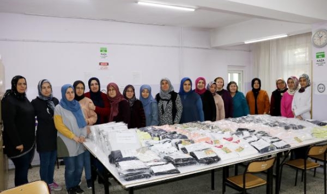 Kursiyerler depremzedeler için dikiş makinesinin başına geçti