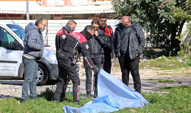 Muratpaşa'da boş arazide erkek cesedi bulundu !