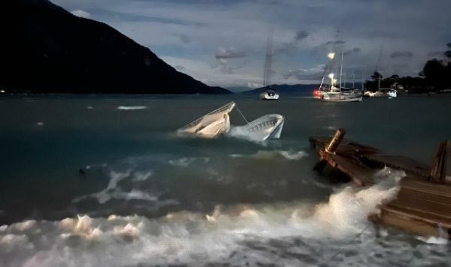 Şiddetli rüzgarda iskeleler parçalandı, tekneler battı