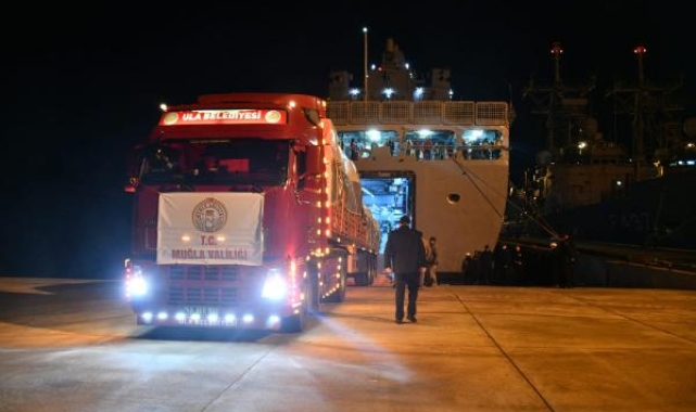 Tıbbi malzemeler ve iş makineleri askeri gemilerle yola çıktı