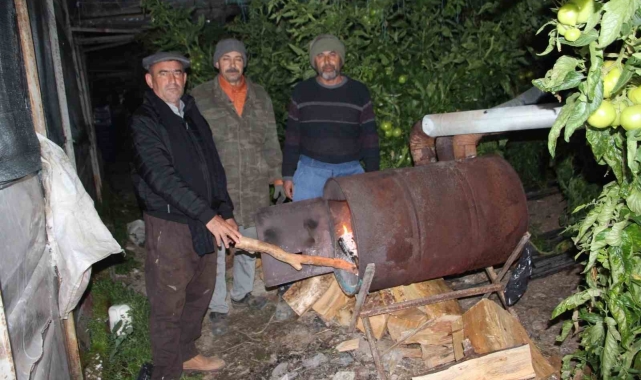 Türkiye 'buz' kesti, Antalyalı çiftçi de don nöbetine başladı