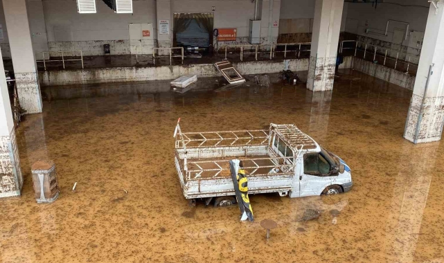 Antalya Büyükşehir Belediyesi Şanlıurfa'daki sel felaketinde 