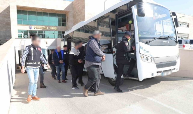 Antalya'da eş zamanlı operasyonlarda aranan 60 şahıs yakalandı