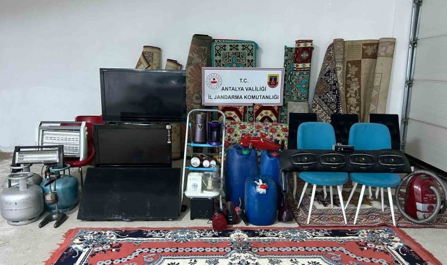 Antalya'da evlere dadanan hırsızlar yakalandı 