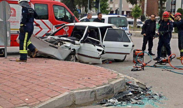 Antalya'da feci kaza. Yakıt tankı ön koltuğa geldi !