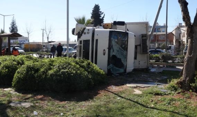 Antalya'da sebze meyve yüklü TIR devrildi