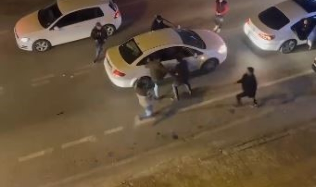 Antalya'da trafikte yumruk ve tekmeler havada uçuştu